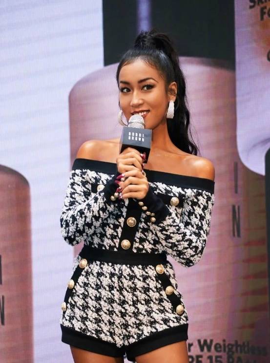 指甲|吉克隽逸的“死亡电光绿指甲”,本以为很辣眼,结果御姐范十足!