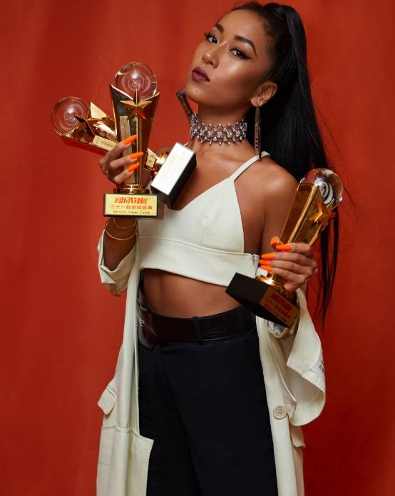 目光|吉克隽逸天生自信!穿“迷你装”露面,目光一下被腰上部位吸引