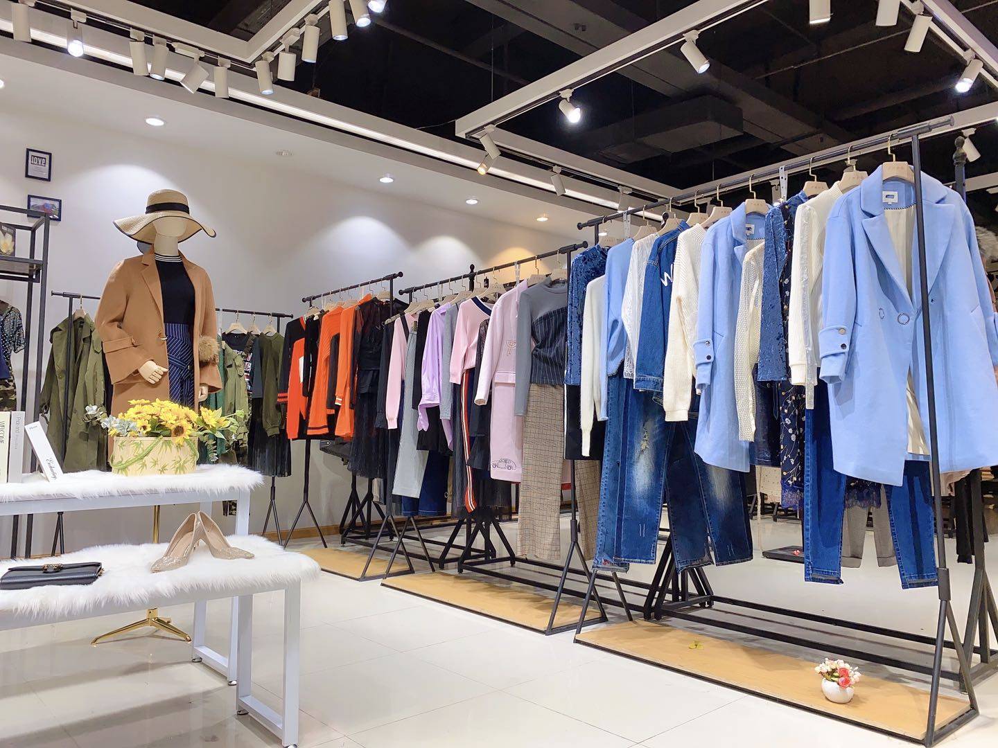 一家|新手创业：开一家品牌女装折扣店的发展前景