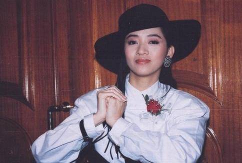 百变天后梅艳芳：璀璨背后的悲凉亲情，私密衣