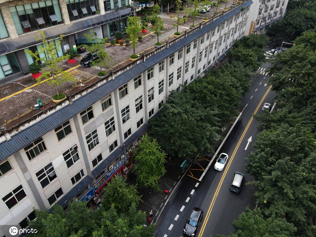 重庆现楼顶公路,6楼屋顶上跑汽车