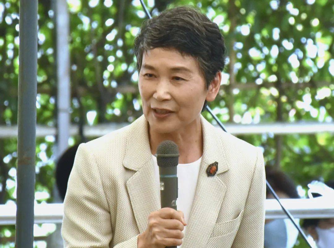 菅义伟|日本新第一夫人亮相，短发素颜气质淡雅，58岁安倍昭惠穿花衣惊艳