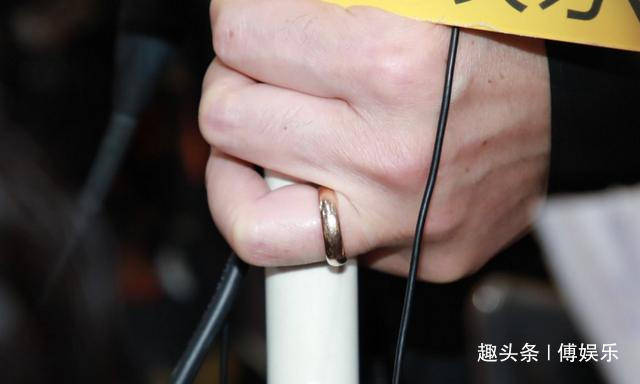 许志安戴婚戒复出感谢郑秀文，黄心颖却被新人