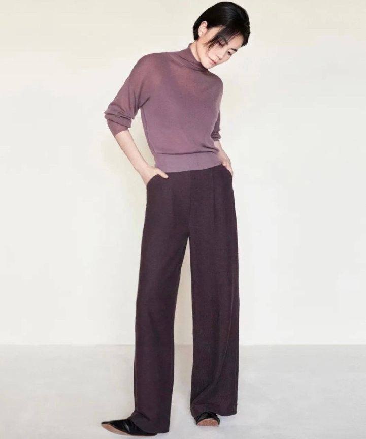 王菲近照被传开,照片放大三倍后,这生图模样真是51岁?
