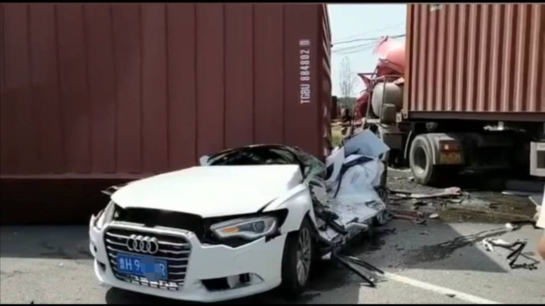 这起事故共涉及三辆车,两辆集装箱货柜车,一辆奥迪轿车,三车都有不同
