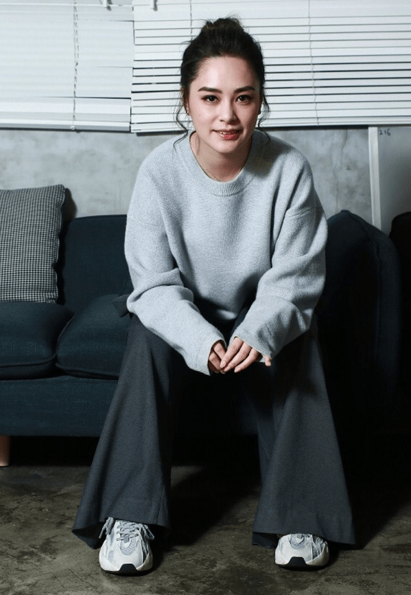 伤口|阿娇出院后立拍戏，用手比V遮伤口，离婚后越来越少女