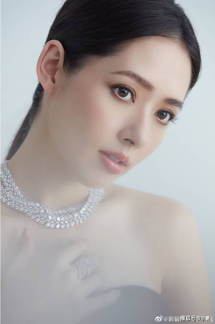 郭碧婷近照曝光颜值在线 露肩长裙巧遮孕肚满脸幸福_手机搜狐网