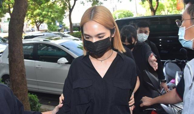 黄鸿升|原创杨丞琳挤笑敬业完成活动后现身黄鸿升灵堂，神情悲恸未发一言