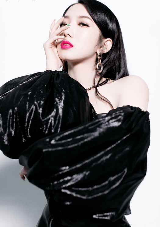 潮标|孟美岐新造型“丑”到难以置信？刘海是败笔，却被人说是时尚潮标