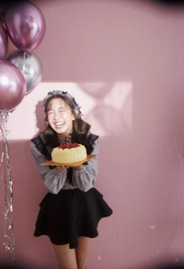 卖萌|张子萱石榴树下拍写真，嘟嘴卖萌凹造型，青春靓丽如花季少女