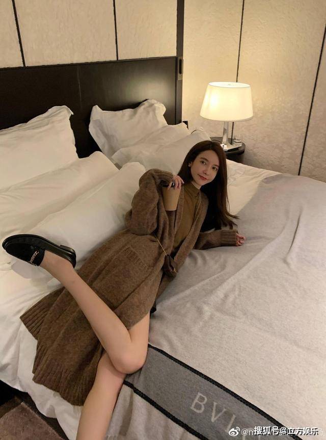 互换|董花花张大奕风格互换？后者走起了成熟风，前者开始扎丸子头！