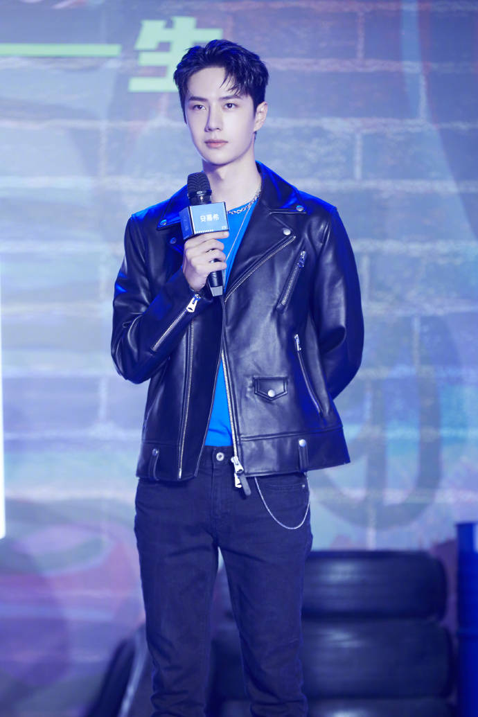 皮衣|王一博 黑色机车皮衣内搭蓝T，简简单单就很帅气