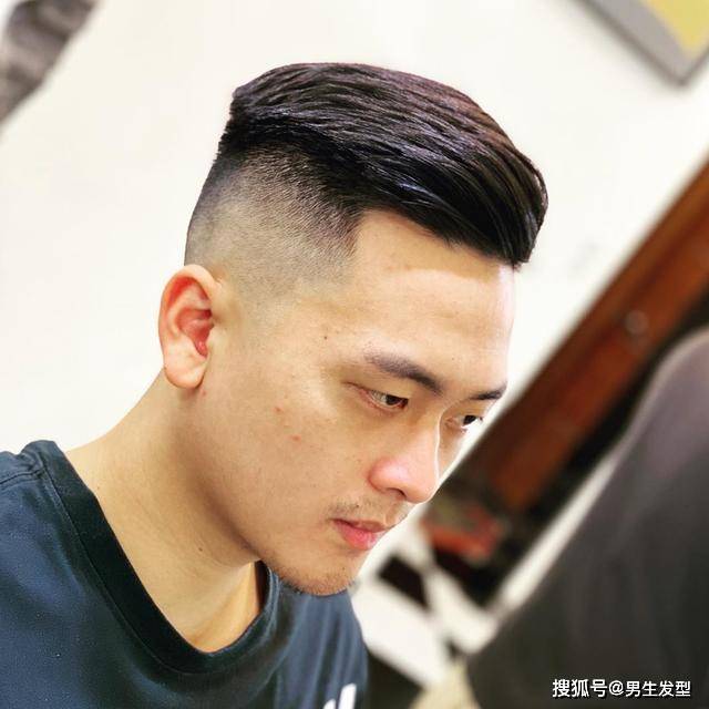 发型|男生别留“老背头”发型了，剪发时侧边分一条线，轻熟利落又帅气