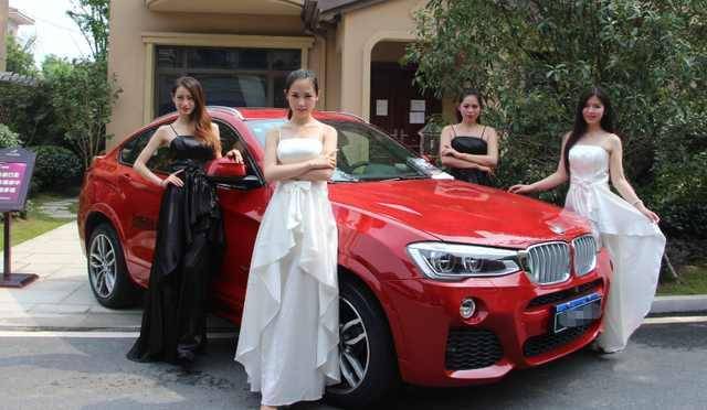 横幅|微商进店“买”玛莎拉蒂，拉个横幅合完影直接走人，店员愣住了