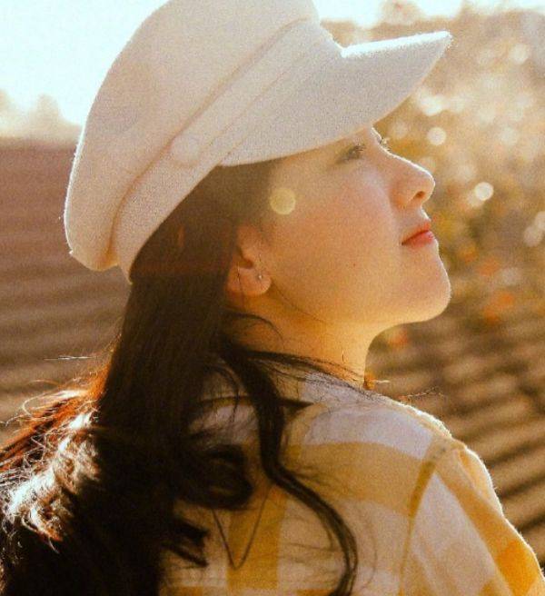 化妆|夏季海滩拍照显出唯美感？陈都灵不化妆出镜，不愧是素颜女神