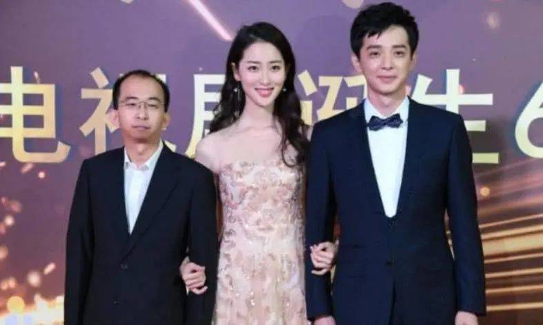 身材矮小演丑角20年，逆袭娶貌美娇妻，今成《最