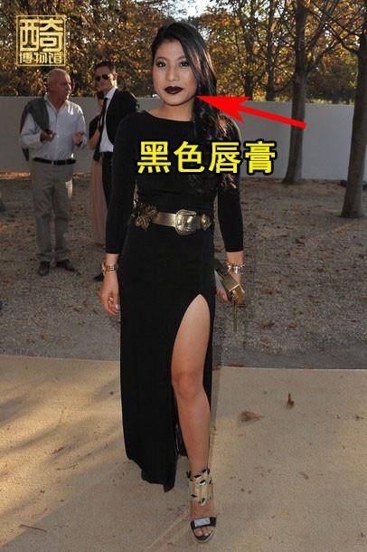 余瓦|泰王33岁小女儿思蕊梵，涂黑色唇膏出席派对，气场力压一众名媛