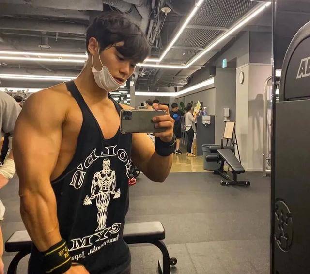 韩国小伙爱健身练出一身腱子肉从小奶狗变成肌肉狼狗