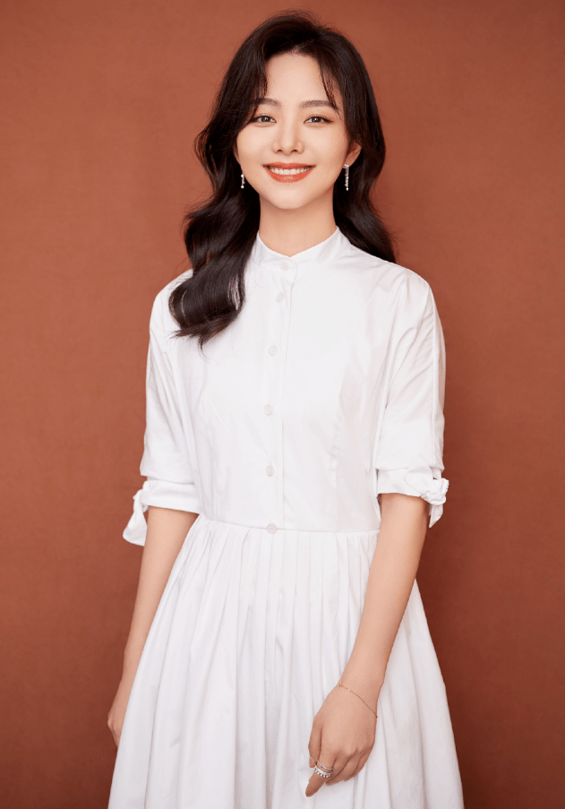 女孩|终于等到谭松韵穿公主裙，30岁仍如青春女孩，远甩郑爽几条街