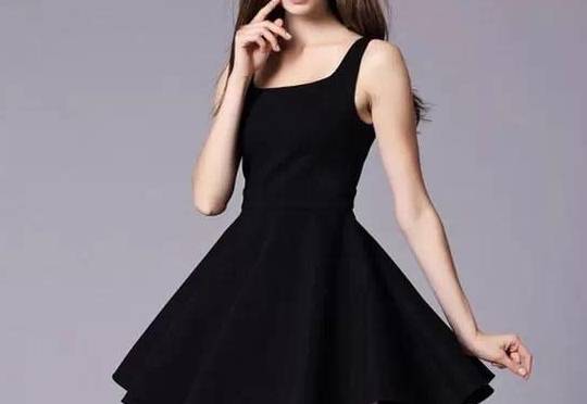 女性|多昂贵的礼服都不如一条小黑裙，比你想的更时髦，闪耀年底派对季