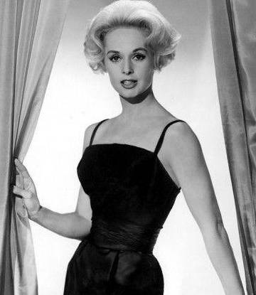 女性|多昂贵的礼服都不如一条小黑裙，比你想的更时髦，闪耀年底派对季