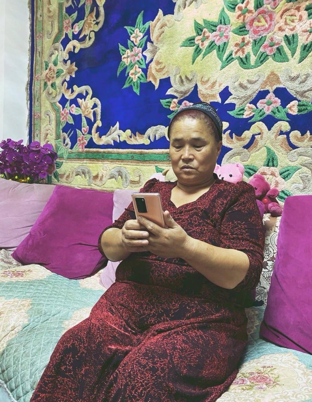 马海|中国拳王诠释什么是孝子，送母亲一部华为手机：我有耐心教她上网