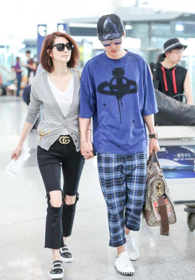 迪士尼|洪欣带儿女游迪士尼,穿紧身裤和儿子似情侣,女儿眉眼太像张丹峰