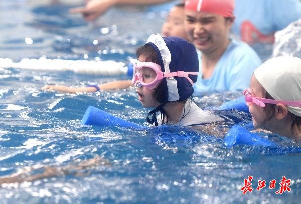 宝宝|武汉宝宝下水比赛与家长嗨翻天气温骤降寒气逼人