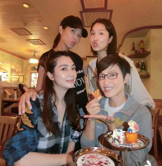 迪士尼|洪欣带儿女游迪士尼,穿紧身裤和儿子似情侣,女儿眉眼太像张丹峰