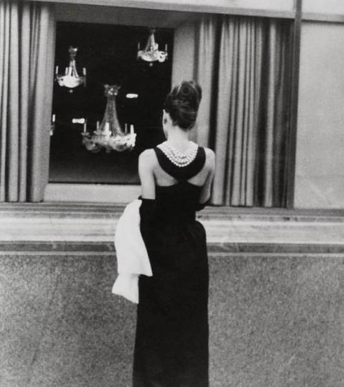 女性|多昂贵的礼服都不如一条小黑裙，比你想的更时髦，闪耀年底派对季