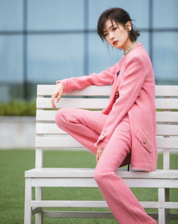 万茜|出道后的万茜不愧为“万皇”!看她穿15cm背心后,这腰我酸了