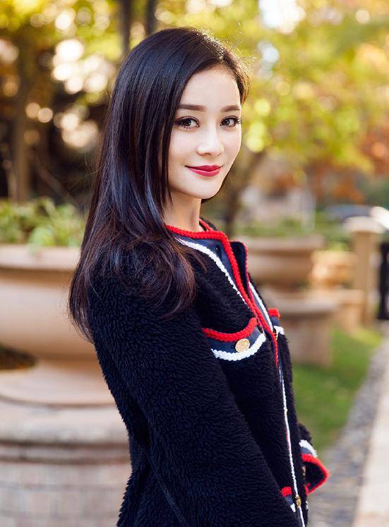 额头|工作室晒袁姗姗新照，额头肿胀很不自然，早已不是当初的样子