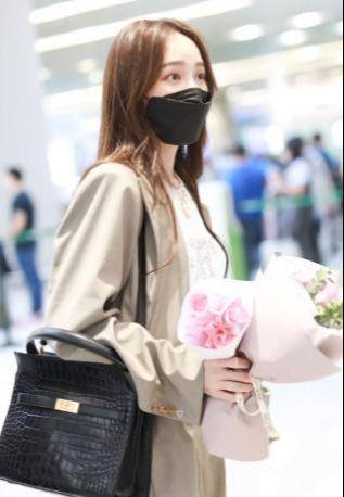 西装|孟佳竟将西装穿出了＂邋遢＂感？普通人想撑住，这3点真要注意