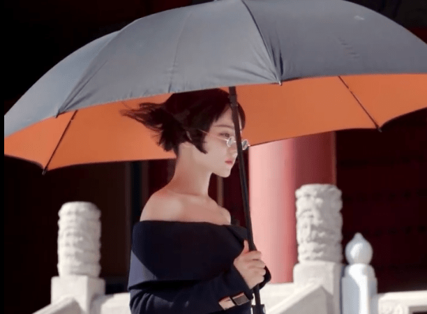 迪丽热巴写真新造型,齐耳短发美出新高度,不愧是"人间