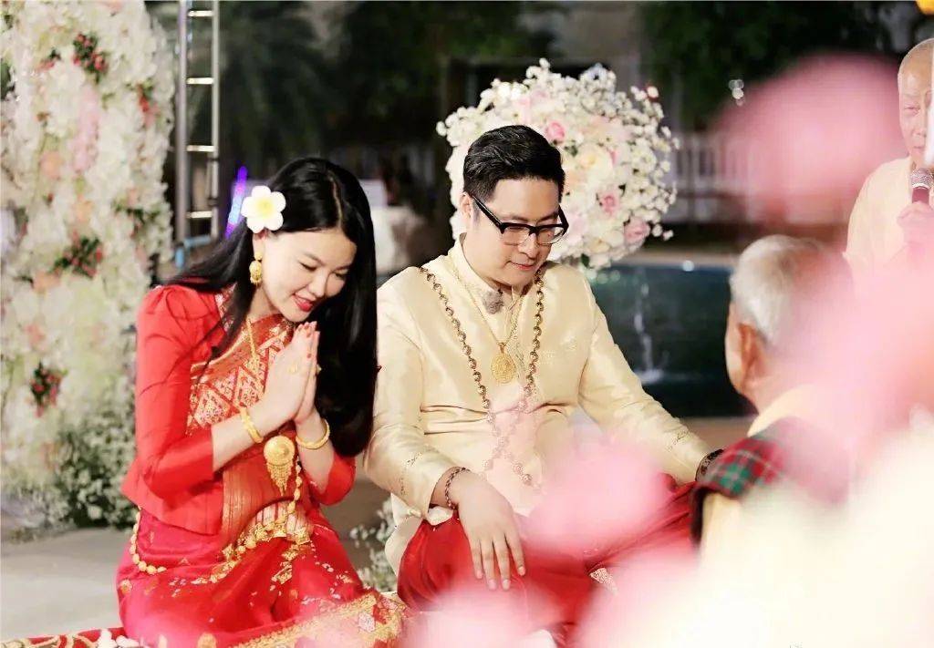 王岳伦|李湘夫妇有多壕气？奢侈首饰被打码，一身随意穿搭可抵一套房