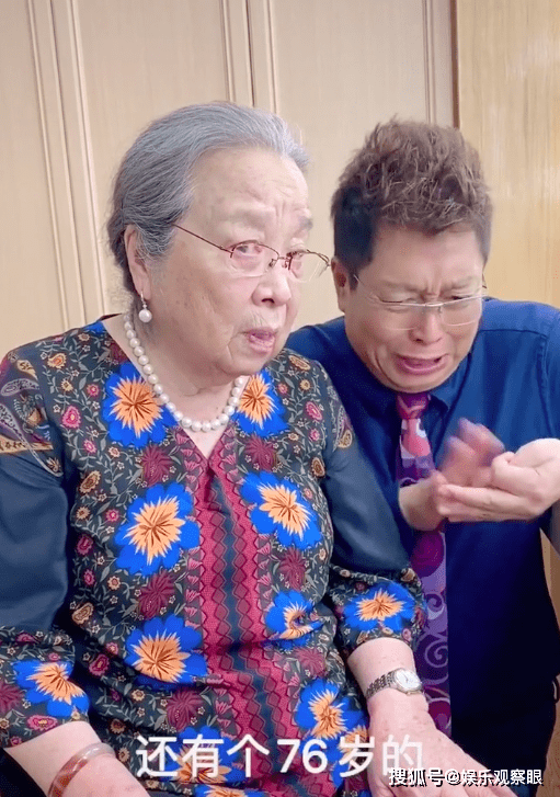 李明启近照曝光与老伴相濡以沫多年称他像孩子真是让人羡慕