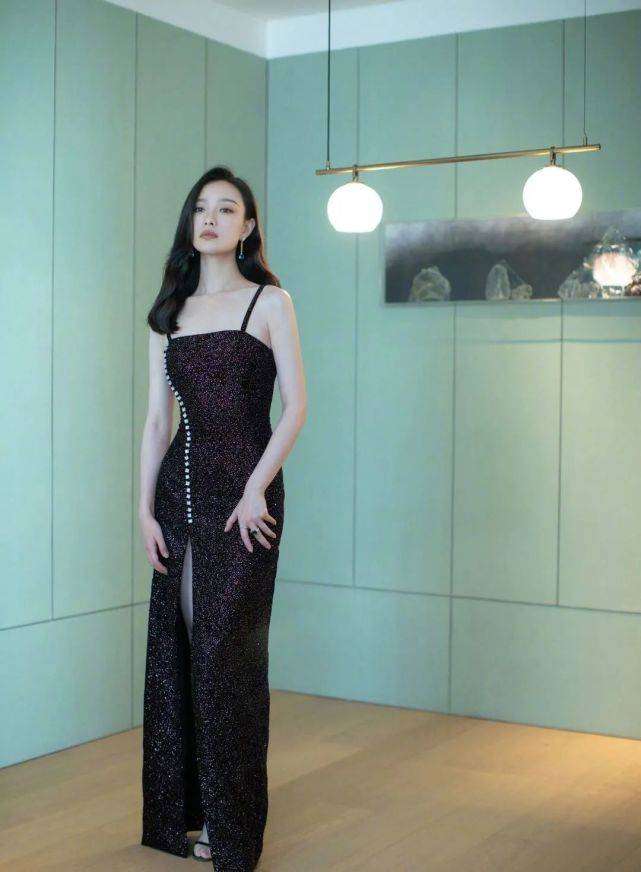 新造型|倪妮新造型亮相发布会，蓝色西装配齐耳短发干练利落，美丽又自信