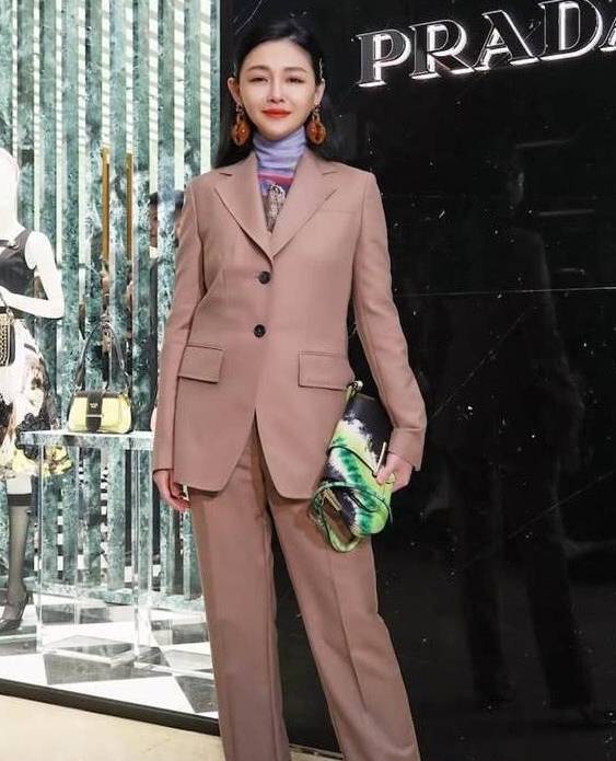 体重|大S当妈后硬凹时髦人设，90斤体重却有水桶腰，真比不上小S