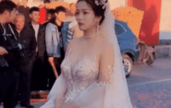 “最洋气新娘”火了,穿“无痕暗纹婚纱”引热议,网友:新郎捡到宝了
