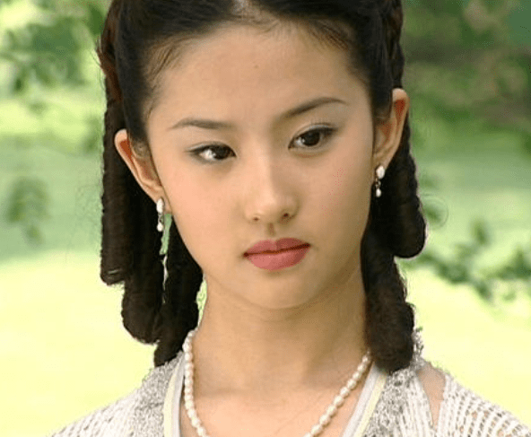 变化|关晓彤生日蹦迪被骂不检点,有谁注意到了她悄悄变化的眼睛...