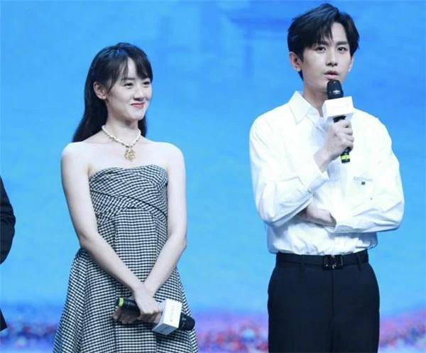 袁冰妍主动献吻引争议、成毅刻意避嫌被骂惨，