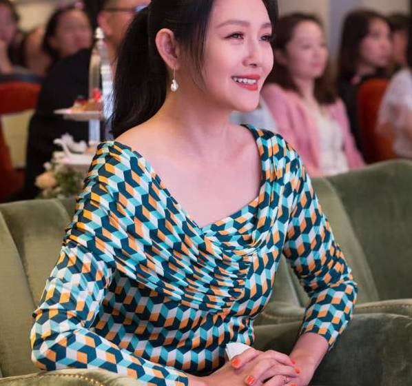 锁骨|大S生二胎后状态太好,穿露肩衣秀锁骨,生图像24岁惹人夸