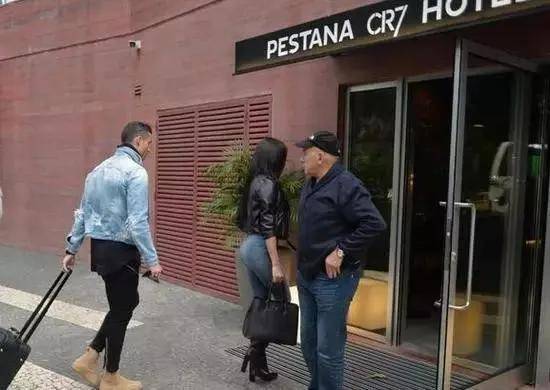 乔治娜|全球第一高富帅娶94年柜姐：狮子&水瓶这对CP，是我磕过最励志的糖