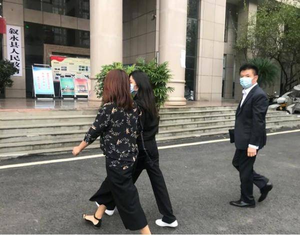 友人|谭松韵真是坚强女孩,穿一身黑与友人现身,穿黑衣很低调