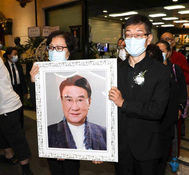 谭炳文出殡，88岁胡枫坚持上山送挚友火化，儿女
