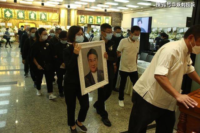 谭炳文出殡子女扶遗照步出灵堂炳嫂由亲友陪伴众人神情哀伤