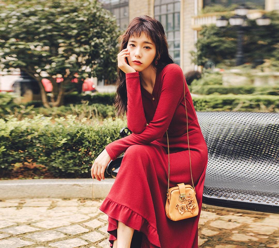 美女|大街上的美女都流行穿这种连衣裙，又美又显身材