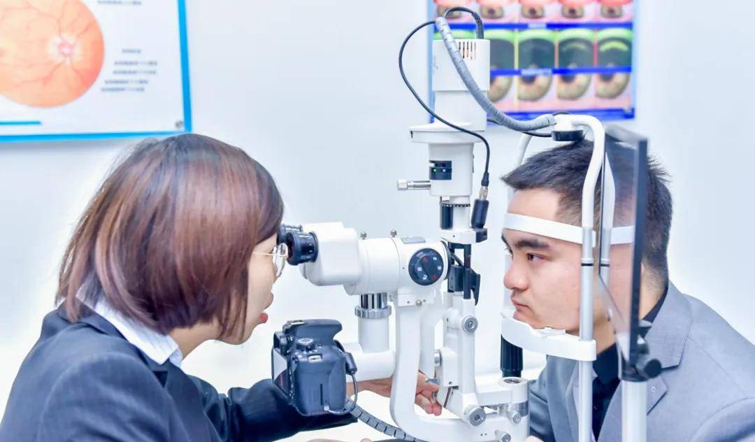 村上|隐形眼镜界爱马仕~爱尔康水梯度和村上隆太阳花，戴上就不想脱