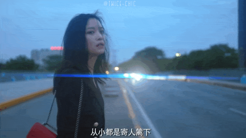 12 搜狐娱乐讯 近日,《流金岁月》片花曝光,主演刘诗诗倪妮相互依偎