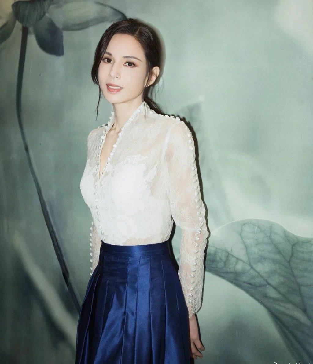 54岁李若彤美照曝光:纵欲的人生,到底有多可怕!